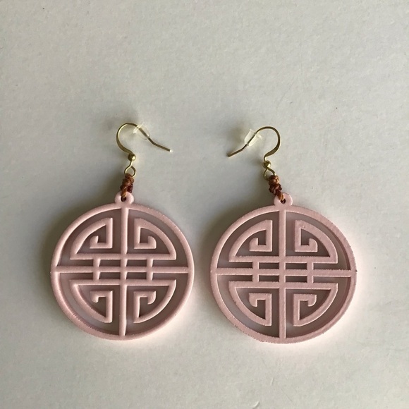 TAGUA Nut Medallion Earrings Asian-Style Pink Lacquer Open Work Lightweight NEW - Picture 2 of 14